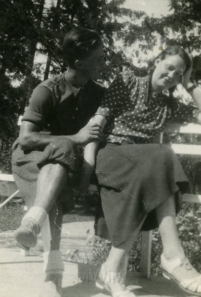 KKE 4969.jpg - Fot. W parku. Jadwiga Strumiłło ze znajomym, Miratycze, 1937 r